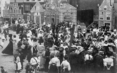 57181 Gezicht op het Geertekerkhof te Utrecht tijdens de festiviteiten ter gelegenheid van de viering van Koninginnedag.